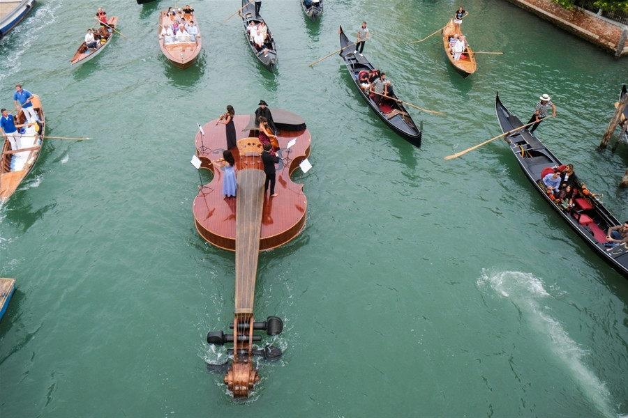 Du khách thích thú với thuyền vĩ cầm khổng lồ ở Venice